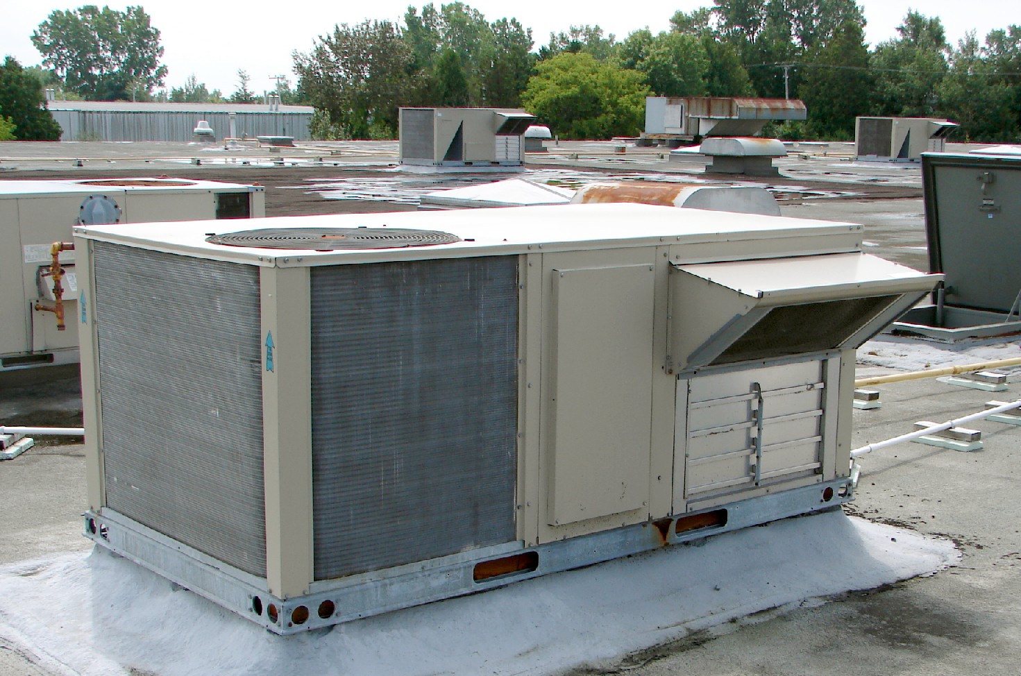 Commercial rooftop package HVAC units